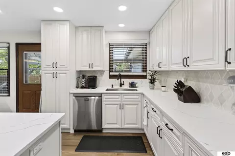 Kitchen - 12229 Patrick Ave, Omaha, NE 68164 photo 4 of 7