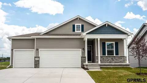 17613 Phoebe St, Bennington, NE 68007