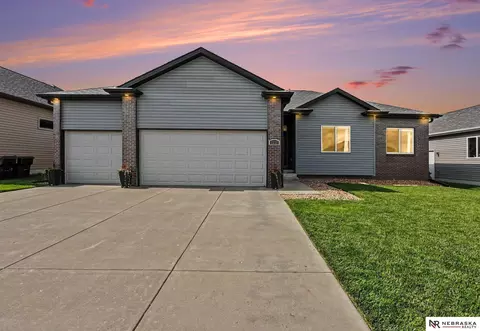 7331 Lilee Ln, Lincoln, NE 68516
