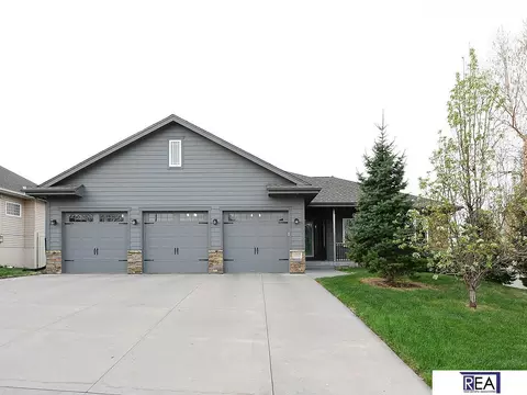 10509 Hillcrest Dr, La Vista, NE 68128