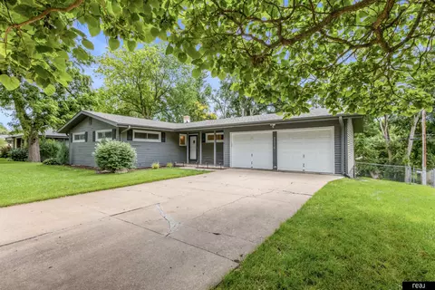 2815 S 102nd St, Omaha, NE 68124