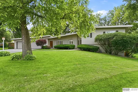 8101 Walnut Cir, Omaha, NE 68124