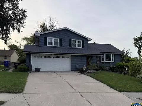 904 W Perry St, Papillion, NE 68046