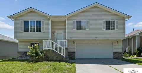 6933 N Steamboat Dr, Lincoln, NE 68521