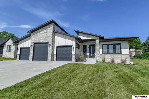 921 S 88th St, Lincoln, NE 68520