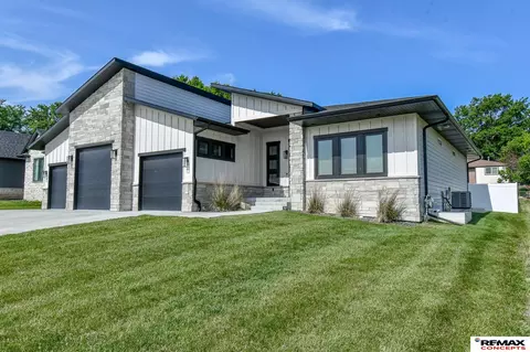 921 S 88th St, Lincoln, NE 68520