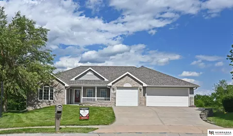 2005 Hedgeapple Cir, Plattsmouth, NE 68048