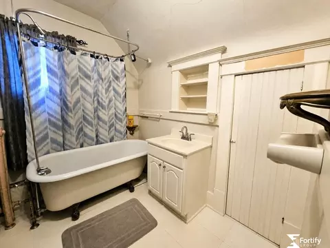 Bath - 202 E Murray St, Shickley, NE 68436 photo 4 of 7