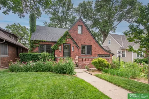 2619 N 52nd St, Omaha, NE 68104