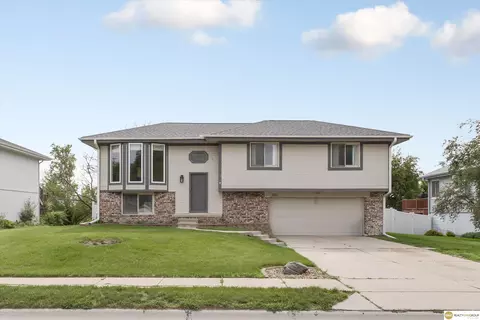 802 Fort St, Papillion, NE 68046