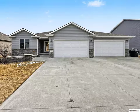 1224 N 100th St, Lincoln, NE 68527