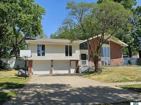 1540 Janssen Dr, Lincoln, NE 68506