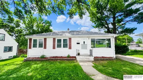 7452 Rogers Rd, Omaha, NE 68124