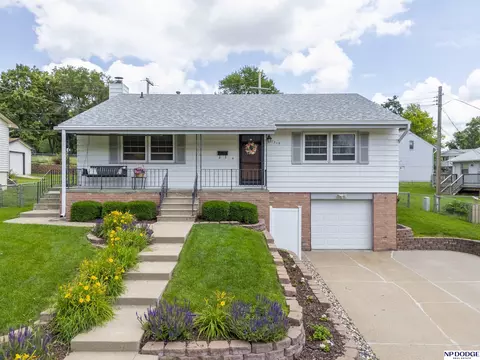 7219 Park Crest Dr, La Vista, NE 68128