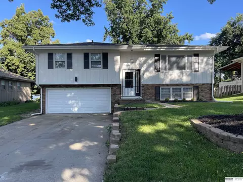 5329 S 105th St, Omaha, NE 68127