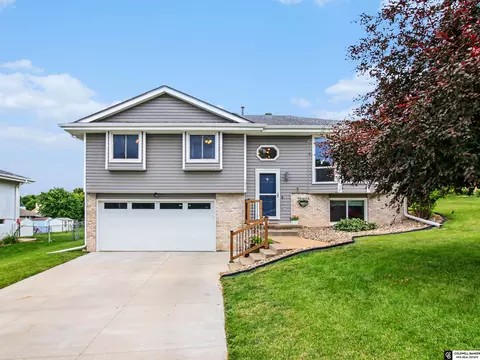 1017 Grenoble Dr, Bellevue, NE 68123