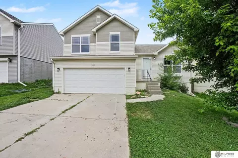 8742 Read St, Omaha, NE 68122
