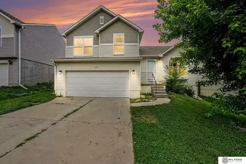 8742 Read St, Omaha, NE 68122