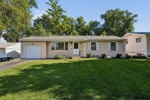 7704 Lafayette Ave, Omaha, NE 68114