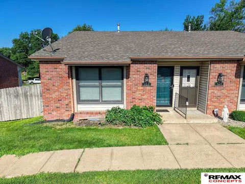 922 Carriage Way, Lincoln, NE 68510
