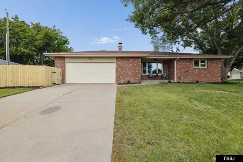 2041 N 77th St, Lincoln, NE 68505
