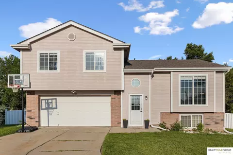 1104 Apache Cir, Papillion, NE 68046