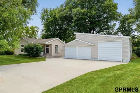 218 N 10th St, Fort Calhoun, NE 68023