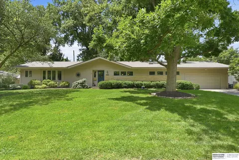 704 Dillon Dr, Omaha, NE 68132