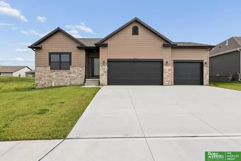 4910 Pinehill Rd, Papillion, NE 68133