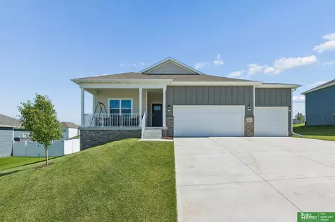 6417 Clear Creek St, Papillion, NE 68157