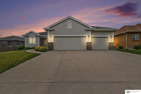 16507 Briar St, Omaha, NE 68136