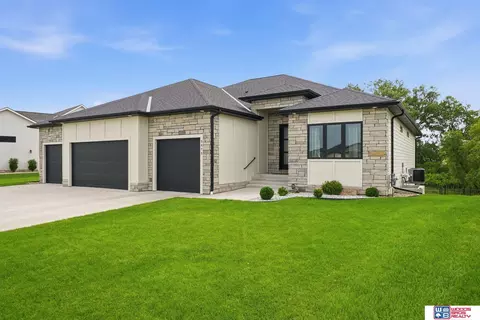 3475 Tree Line Dr, Lincoln, NE 68516