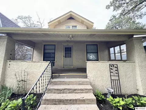 832 S 35th Ave, Omaha, NE 68105