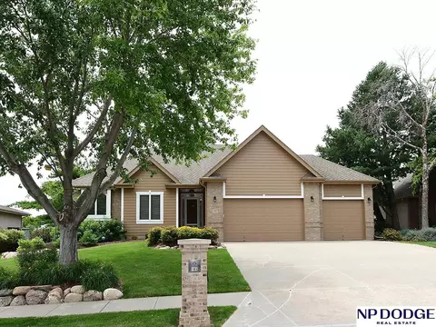 909 Killarney Dr, Papillion, NE 68046
