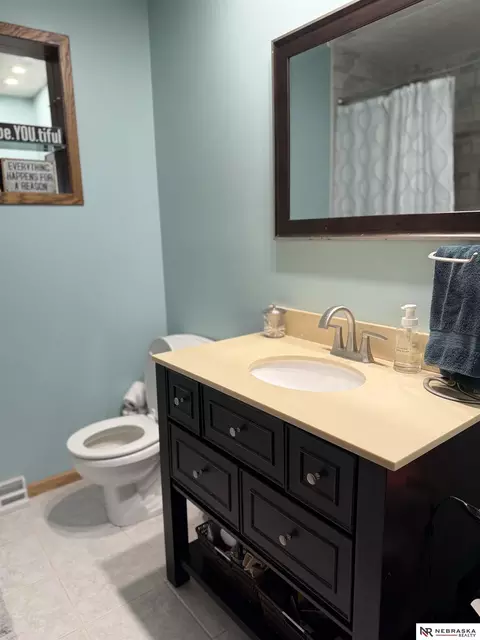Bath - 2304 High St, Beatrice, NE 68310 photo 4 of 6