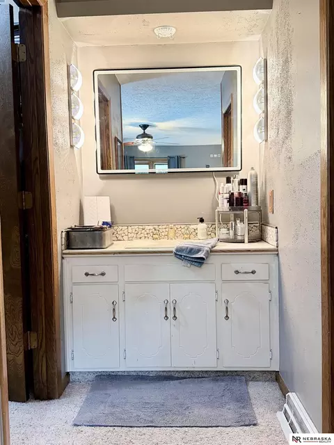 Bath - 2304 High St, Beatrice, NE 68310 photo 2 of 6