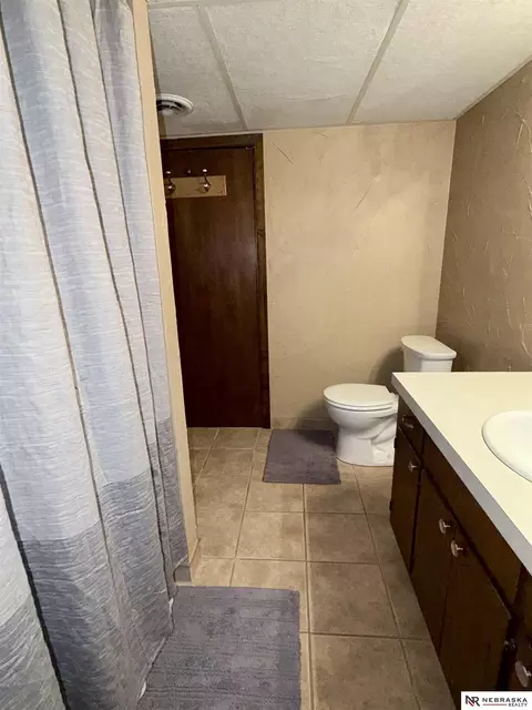 Bath - 2304 High St, Beatrice, NE 68310 photo 6 of 6