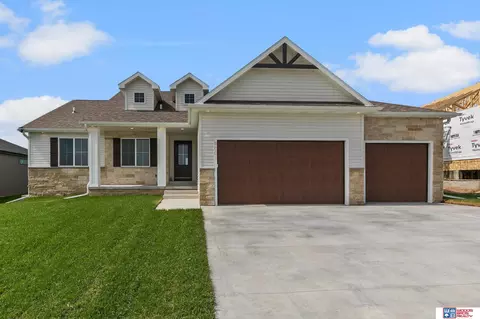 9001 Castle Pine Dr, Lincoln, NE 68516