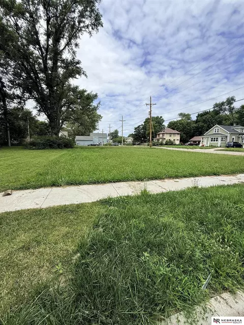 2418 N 17 St, Omaha, NE 68110