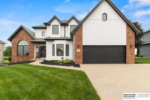 906 Bailey Dr, Papillion, NE 68046