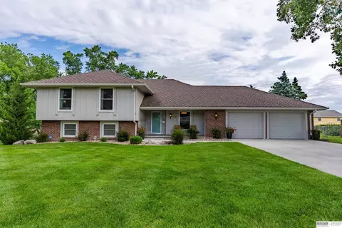 12906 Pacific St, Omaha, NE 68154