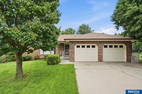 5601 Elk Cir, Lincoln, NE 68516