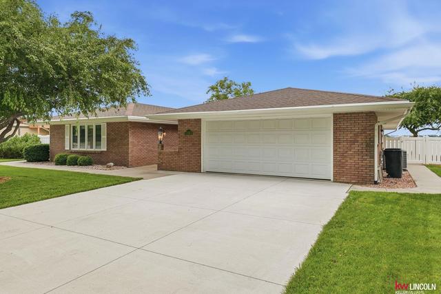 1910 Surfside Dr, Lincoln, NE 68528