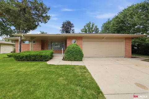 14611 Oak Ln, Waverly, NE 68462