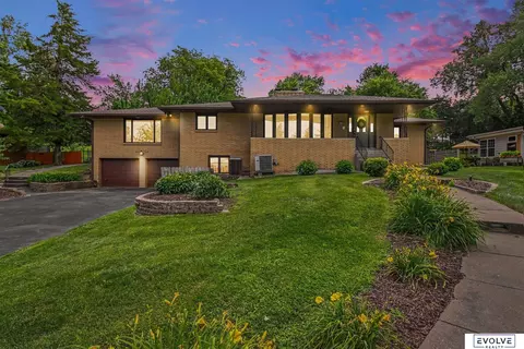 6321 Country Club Rd, Omaha, NE 68152
