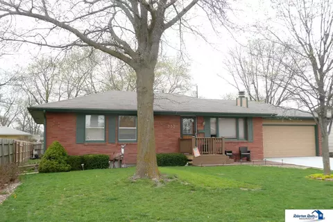 933 Prairie Ln, Beatrice, NE 68310