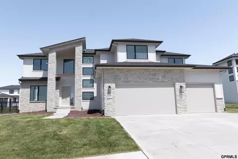 21126 Arlington St, Elkhorn, NE 68022
