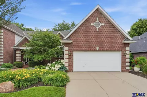 6425 Lone Tree Dr, Lincoln, NE 68512