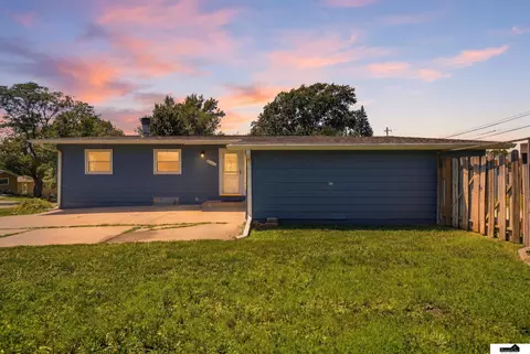 8340 Chestnut Ln, Lincoln, NE 68510