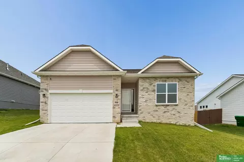 9806 Osprey Ln, Papillion, NE 68046